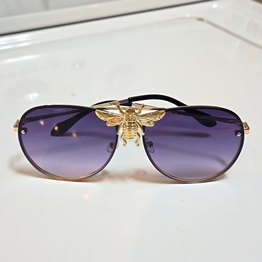 Sunglasses set. Bee special Black/Gold Aviators with faux suede click ca…